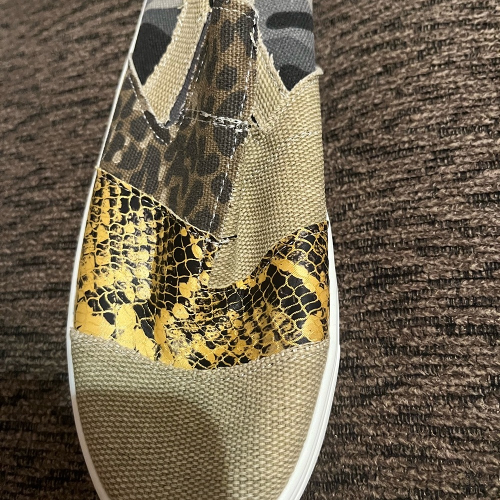 Sneakers - Picture 5 of 8